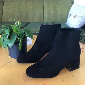 High heel ankle boots with metallic zipper